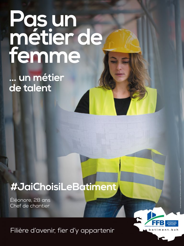 Femme avec casque et gilet de chantier qui lit un plan